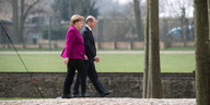 Merkel und Scholz spazieren im Schlosspark