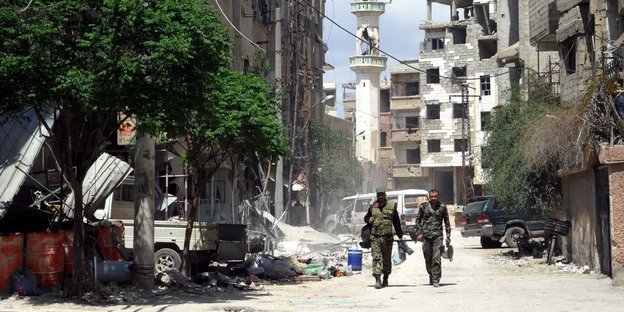 Syrische Soldaten patrouillieren durch die Straßen des Ortes in Ost-Ghouta