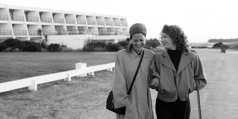 Marie Bäumer als Romy Schneider geht mit ihrer Freundin, die von Birgit Minichmayr gespielt wird, spazieren