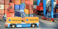 Am Hamburger Hafen werden Container umgeschlagen