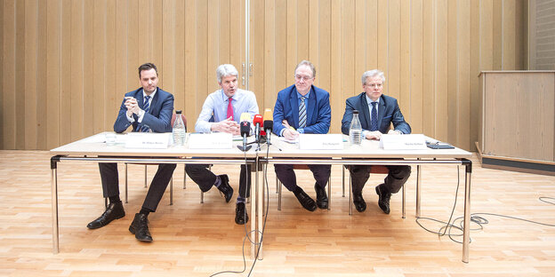Vier männliche Vertreter der Staatsanwaltschaft sitzen an einem Tisch und beantworten Fragen der Medien zum Fall Aktenmanipulation Amri