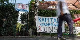 Protestplakate in der Siedlung