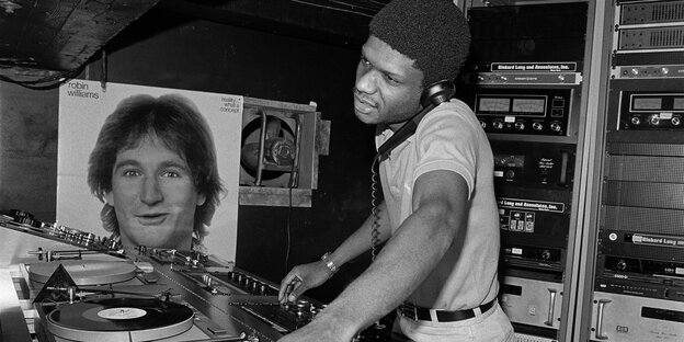Ein Mann, DJ Larry Levan, am Mischpult Ein Mann, DJ Larry Levan, am Mischpult
