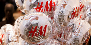 Silberne Luftballons mit der roten Aufschrift „H&M“