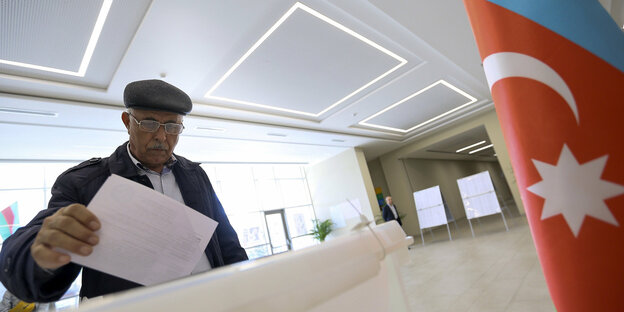 Ein Mann wirft seinen Stimmzettel in eine Wahlurne