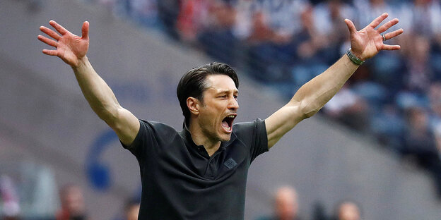 Der designierte Bayerntrainer Niko Kovac streckt beide Arme in die Luft