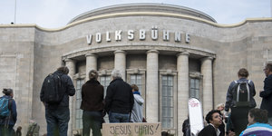 Menschen stehen vor der Berliner Volksbühne
