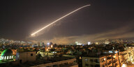 Leuchtstreif bei einem Luftangriff auf Damaskus