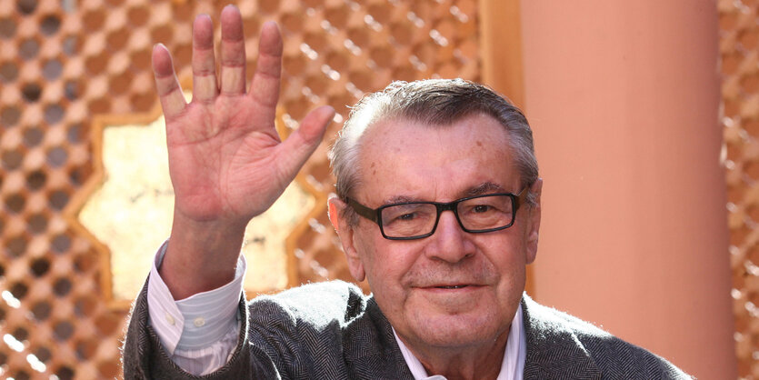 Ein Mann, Milos Forman, winkt