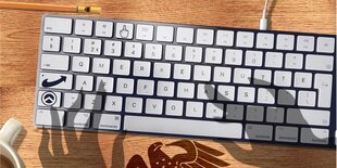 Die Schatten von Fingern auf einer Tastatur