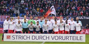 Viele Spieler mit einem Banner: Strich durch Vorurteile