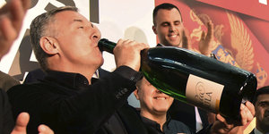 Djukanovic trinkt aus einer Riesen-Champagnerflasche