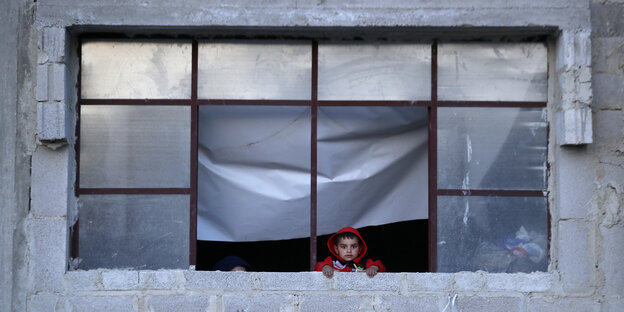 Ein Junge, der mit seiner Familie aus der Ost-Ghouta geflüchtet ist, in einer provisorischen Unterkunft