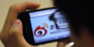 Auf einem Smartphone ist das Logo von Sina Weibo zu sehen