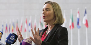 Die EU-Vertreterin für Außenpolitik, Federica Mogherini, spricht mit Journalisten