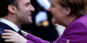 Macron und Merkel in freundschaftlicher Umarmung