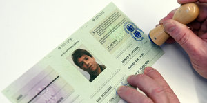 Ein Flüchtlingsausweis wird abgestempelt