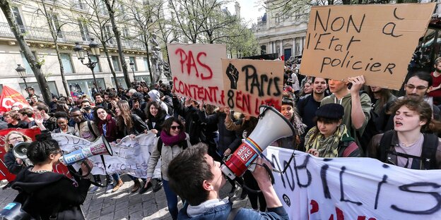 Studierende protestieren mit Transparenten und Plakaten gegen die geplanten Zulassungsbeschränkungen der französischen Regierung gegen