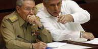 Miguel Díaz-Canel sitzt neben Raúl Castro