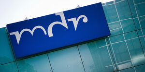 Das MDR-Logo an einem Gebäude
