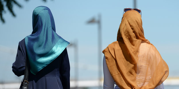 Zwei Frauen mit Kopftuch von hinten