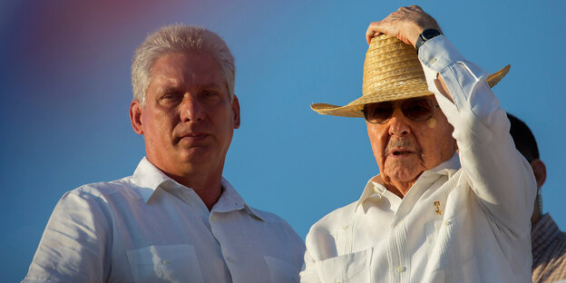 Miguel Díaz-Canel (ohne Hut) und Raúl Castro (mit Hut und Sonnenbrille) vor blauem Himmel