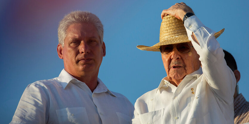 Miguel Díaz-Canel (ohne Hut) und Raúl Castro (mit Hut und Sonnenbrille) vor blauem Himmel