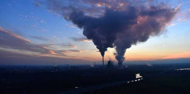 Dampfwolken ziehen vom Kraftwerk Schkopau in den Abendhimmel
