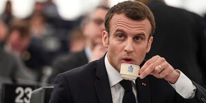 Macron schlürft einen Espresso