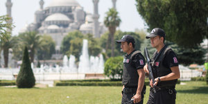 Polizisten patrouillieren vor der Blauen Moschee in Istanbul