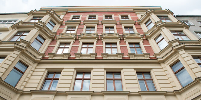 Die Fassade eines Altbaus