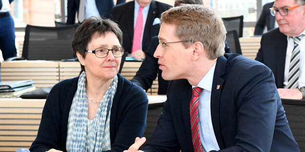 Monika Heinold und Daniel Günther sitzen im Kieler Landtag nebeneinander.