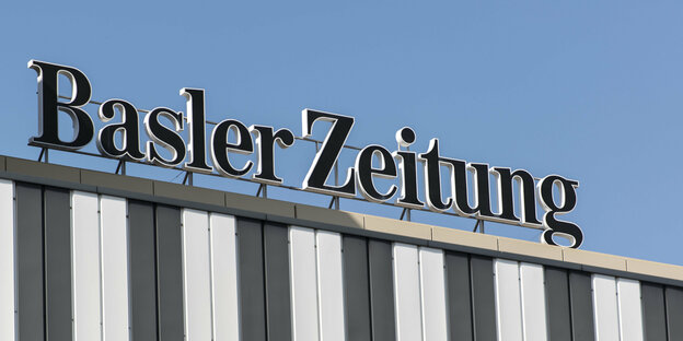 Das Logo der "Basler Zeitung" auf dem Gebäude der Redaktion