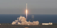 Eine Rakete transportiert das Weltraumteleskop „Tess“