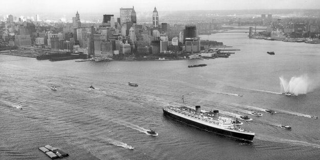 Schwarz-weiß Aufname von New York mit Schiffen im Vordergrund