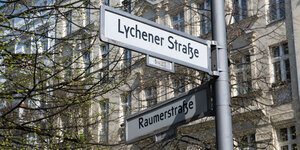 Die Straßenschilder Lyhcener Straße/Raumerstraße vor einem Gebäude in Prenzlauer Berg