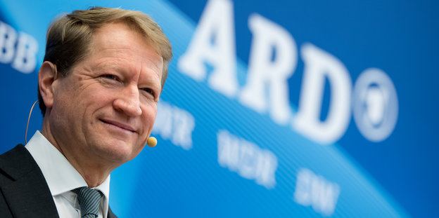 Ulrich Wilhelm vor dem ARD-Logo