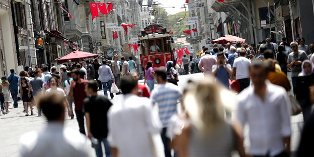 Viele Leute auf einer Straße in Istanbul