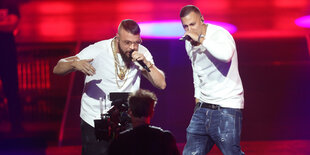 Kollegah (l.) und Farid Bang (r.) performen gemeinsam bei der Echo-Verleihung 2018.