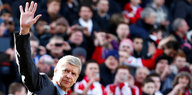 Arsène Wenger winkt, im Hintergrund Fans