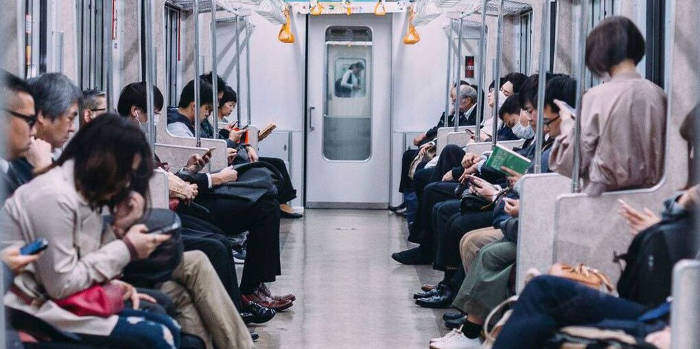 Viele Menschen sitzen in einer Ubahn