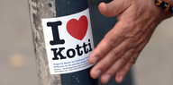 Hand vor Aufkleber mit "I love Kotti"