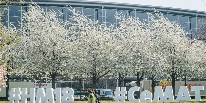 Bäume blühen vor den Hallen der Hannover-Messe