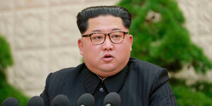 Kim Jong Un vor Mikrofonen