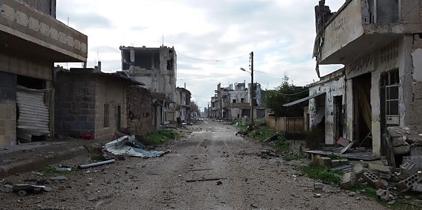 Eine Straße und am Rand zerstörte, verlassene Gebäude