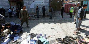 Kleider und Schuhe der Getroffenen liegen nach dem Anschlag liegen auf der Straße vor einem Haus