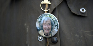 Ein Button mit einer Potrait der ermordeten Mireille Knoll