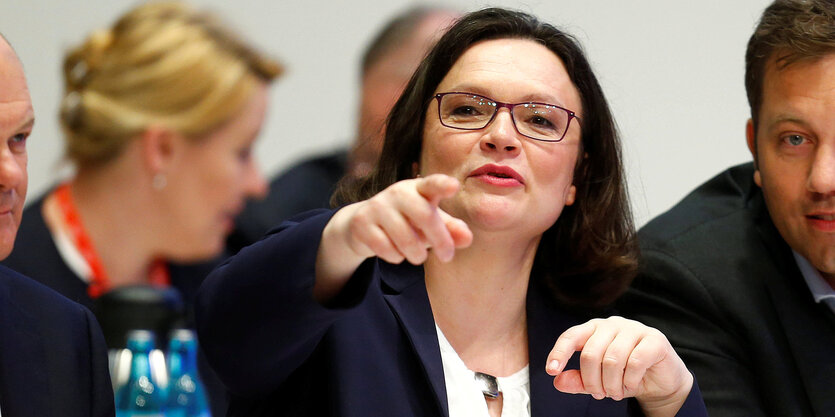 Andrea Nahles zeigt mit dem Finger Richtung Kamera