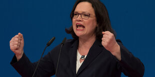 Andrea Nahles schwingt beim Reden die Fäuste