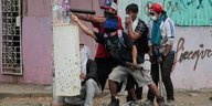 Drei Demonstranten in Managua mit selbst gebauter Waffe